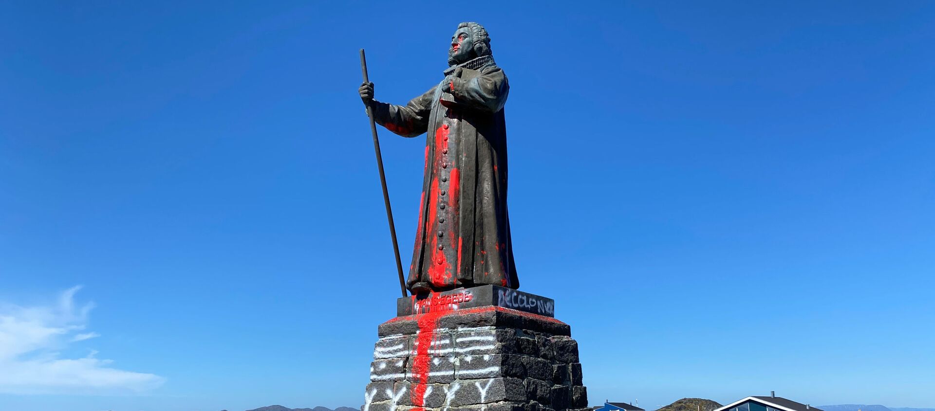 The statue of Hans Egede is seen after being vandalized in Nuuk, Greenland June 21, 2020.  - Sputnik International, 1920, 24.06.2020