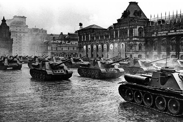 Columns of ISU-152 self-propelled guns crossing Red Square during the first victory parade in Moscow on 24 June 1945. - Sputnik International