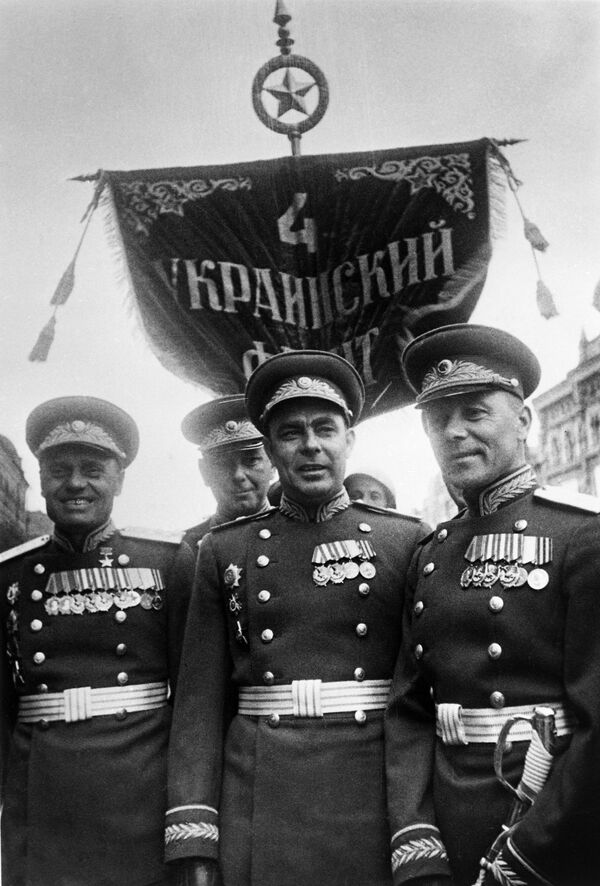 In the centre is the commander of the combined regiment of the 4th Ukrainian Front, Major General Leonid Ilyich Brezhnev, to the left is the commander of the 101st Rifle Corps of the 38th Army, Lieutenant General Andrei Leontyevich Bondarev. - Sputnik International