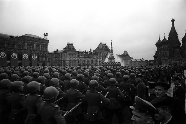 Columns of soldiers marching through Red Square during the first victory parade on 24 June 1945. - Sputnik International