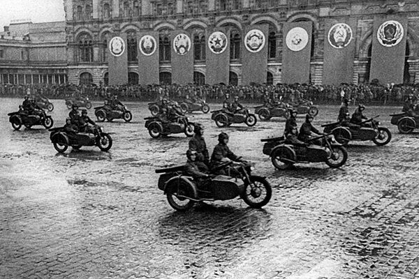 Soldiers riding motorcycles through Red Square during the victory parade, 24 June 1945. - Sputnik International