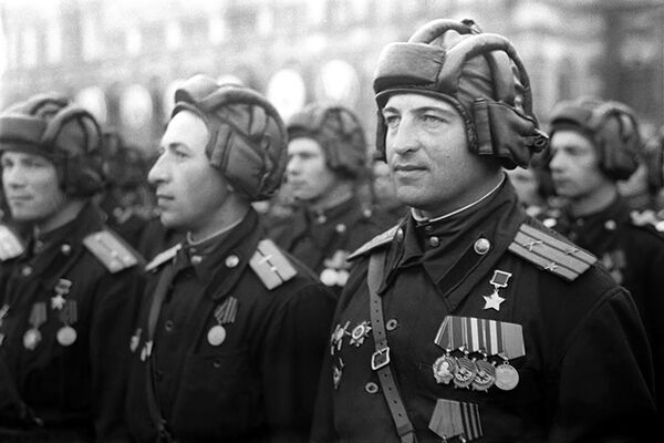 Soviet tank crewmen during the first victory parade on Red Square, 24 June 1945. - Sputnik International