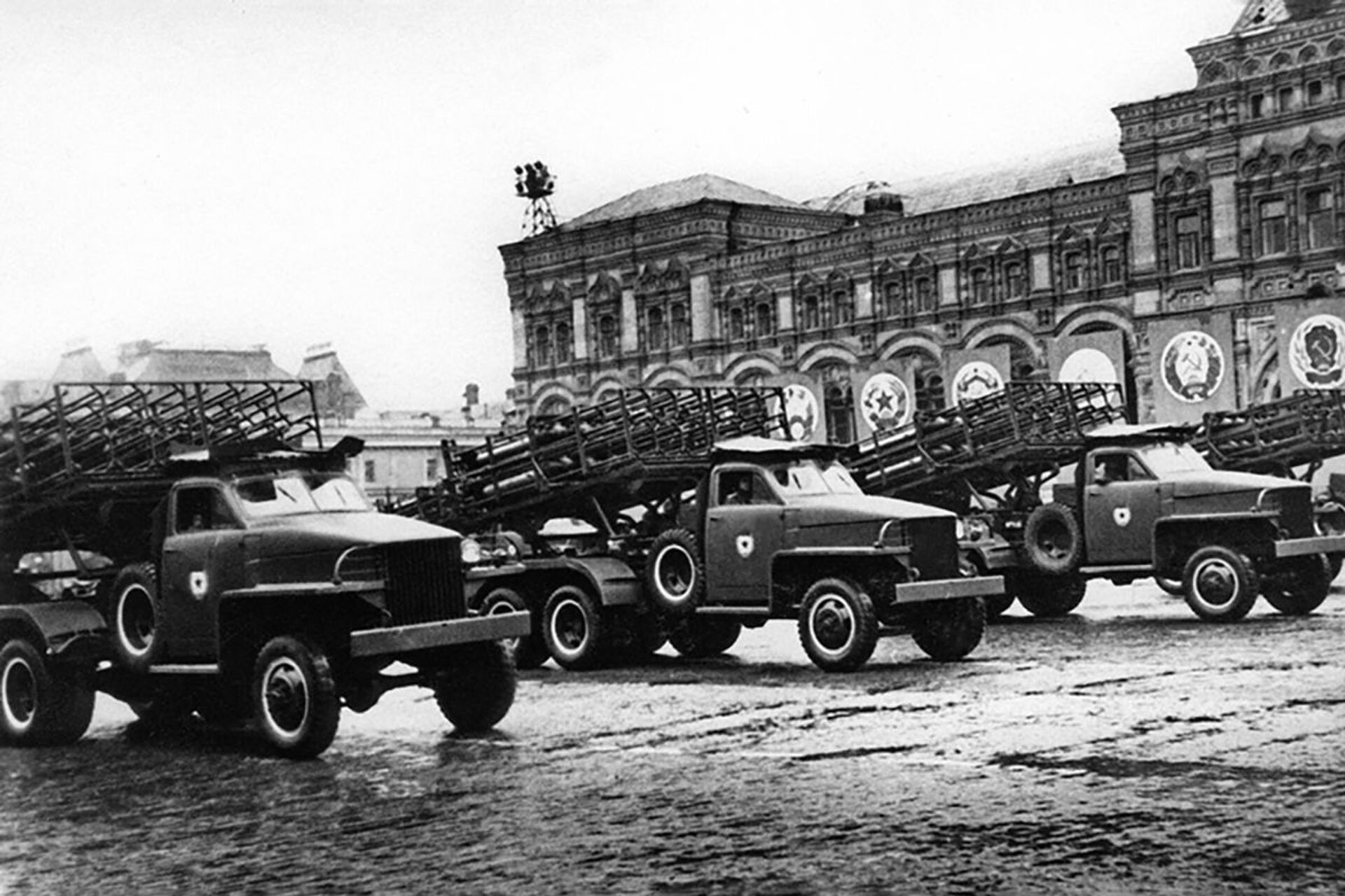 The Katyusha multiple rocket launchers during the first Victory Parade in Moscow, 24 June 1945 - Sputnik International, 1920, 15.01.2023