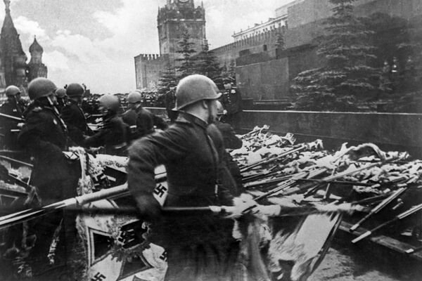 Soviet soldiers are throwing Nazi banners at the foot of the Mausoleum of Lenin during the first Victory Parade on Red Square, 24 June 1945 Soviet soldiers are throwing Nazi banners at the foot of the Mausoleum of Lenin during the first Victory Parade on Red Square, 24 June 1945 - Sputnik International