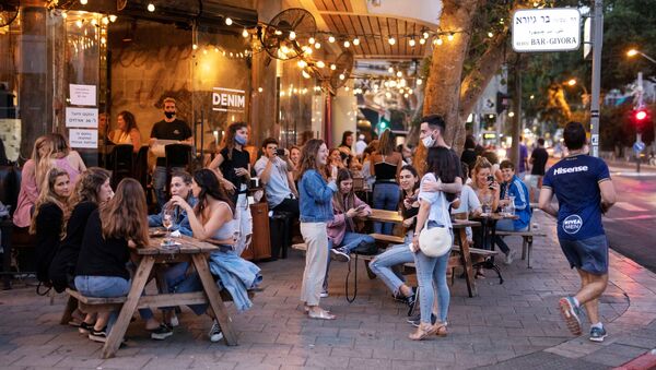 People enjoy themselves at a restaurant as some businesses reopened at the end of last month under a host of new rules, following weeks of shutdown amid the coronavirus disease (COVID-19) crisis, in Tel Aviv, Israel June 4, 2020. Picture taken June 4, 2020. - Sputnik International