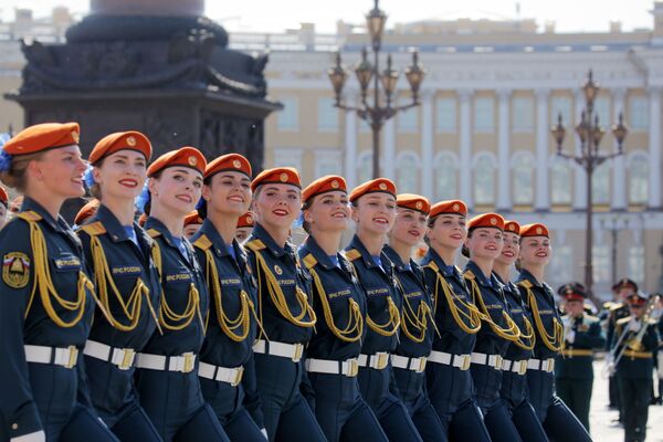 4,5 thousand military personnel walked through Palace Square in St. Petersburg that day. - Sputnik International