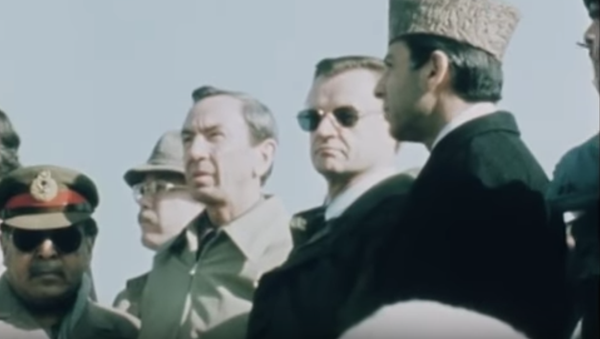 National Security Advisor Zbigniew Brzezinski's famous visit to Pakistan to speak with Afghan refugees and fighters against the pro-Soviet Afghan government. Screengrab from AP archives. - Sputnik International