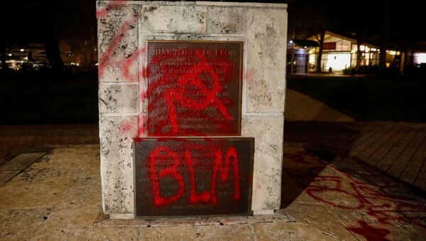 Graffiti is seen on a vandalized statue of Christopher Columbus at the Bayside Marketplace, after a protest against racial inequality in the aftermath of the death in Minneapolis police custody of George Floyd, in Downtown Miami, Florida, U.S., June 10, 2020. - Sputnik International