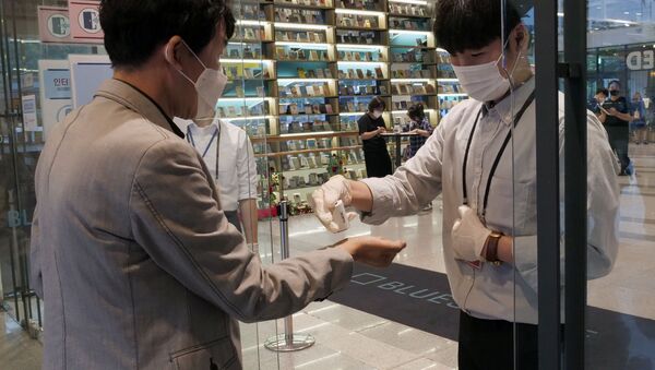 A man sanitises his hands before entering a cheater for Phantom of the Opera as the spread of the coronavirus disease (COVID-19) continues, in Seoul, South Korea, June 18, 2020. - Sputnik International