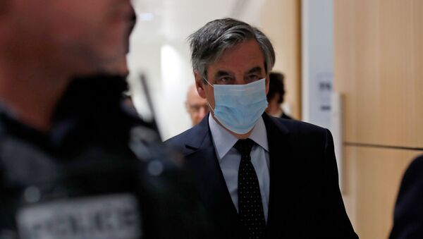 Former French prime minister Francois Fillon, wearing a protective face mask, arrives for the verdict in his trial over a fake jobs scandal at the courthouse in Paris, France, June 29, 2020 - Sputnik International