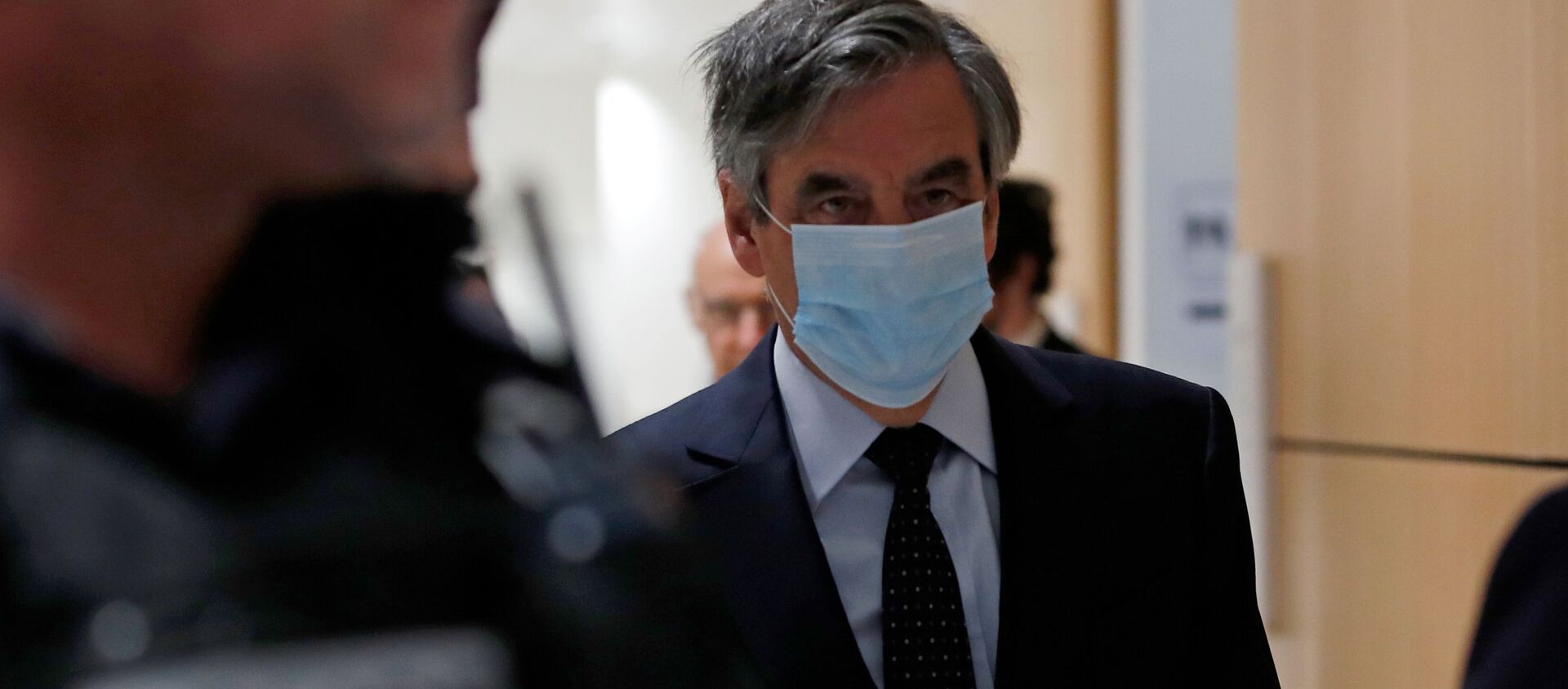 Former French prime minister Francois Fillon, wearing a protective face mask, arrives for the verdict in his trial over a fake jobs scandal at the courthouse in Paris, France, June 29, 2020 - Sputnik International, 1920, 29.06.2020