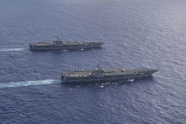 Photo: US Navy Flexes at China With Back-to-Back Dual Carrier Drills in Philippine Sea - Sputnik International