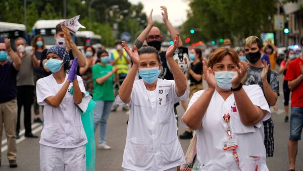 Staff members from Nino Jesus hospital and other people block the street during a protest against the privatisation of public health, amid the coronavirus disease (COVID-19) outbreak, in Madrid, Spain, June 1, 2020. - Sputnik International