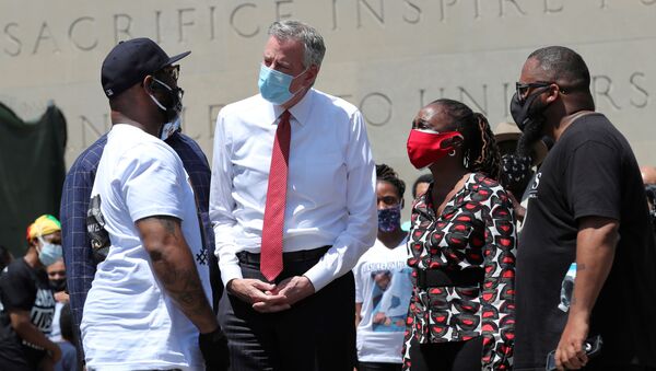 Terrence Floyd (L) George Floyd's brother, speaks with New York City Mayor Bill de Blasio as they attend a public memorial after the death in Minneapolis police custody of George Floyd in the Brooklyn borough of New York City, New York, U.S., June 4, 2020. - Sputnik International