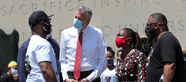 Terrence Floyd (L) George Floyd's brother, speaks with New York City Mayor Bill de Blasio as they attend a public memorial after the death in Minneapolis police custody of George Floyd in the Brooklyn borough of New York City, New York, U.S., June 4, 2020. - Sputnik International