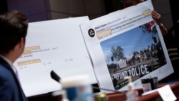 Tweets about defunding the police are shown during the House Judiciary Committee hearing on Policing Practices and Law Enforcement Accountability at the U.S. Capitol in Washington, DC, U.S., June 10, 2020. - Sputnik International