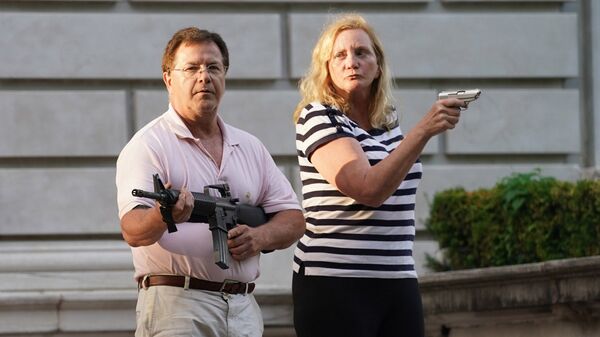 Mark and Patricia McCloskey draw their firearms on protestors as they enter their neighborhood during a protest against St. Louis Mayor Lyda Krewson, in St. Louis, Missouri, U.S. June 28, 2020. - Sputnik International