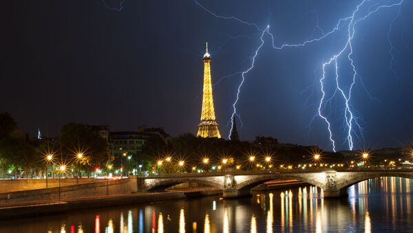 Powerful thunderbolt behind the Eiffel tower - Sputnik International