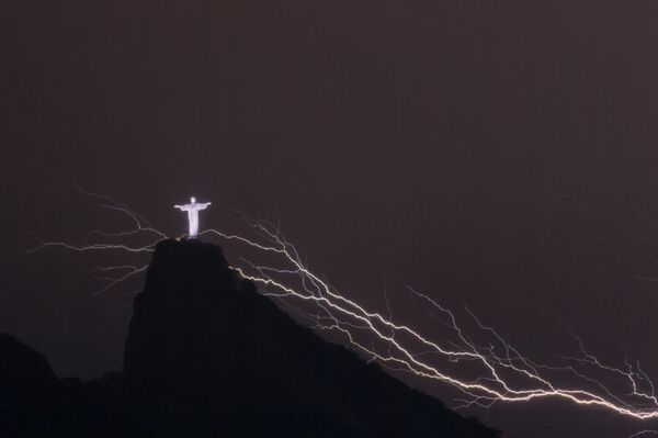 Lightning flashes over the Christ the Redeemer statue on top of Corcovado Hill in Rio de Janeiro - Sputnik International