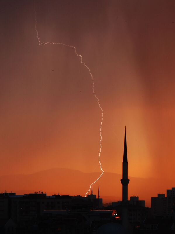 Lightning streaks through the sky above Ankara, Turkey - Sputnik International