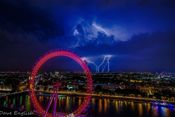 Lightning strikes in the background, behind the London Eye - Sputnik International