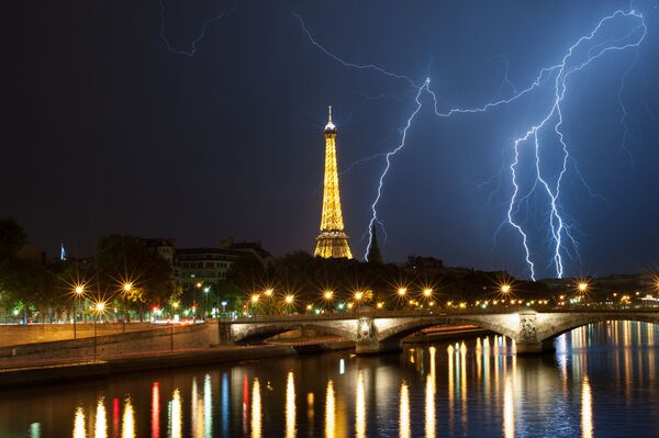 Powerful thuderbolt behind the Eiffel tower - Sputnik International