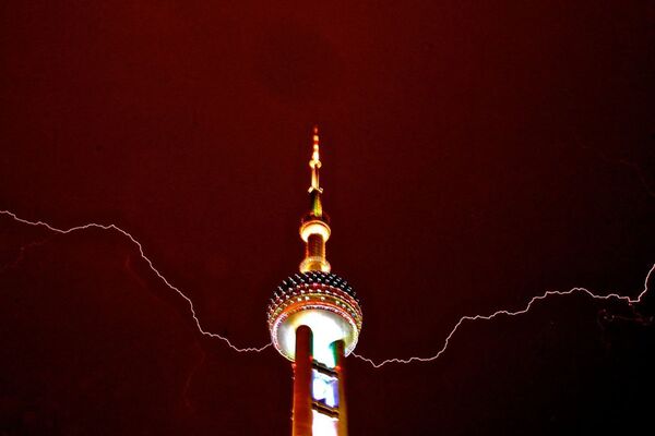 Lightning strikes above the Oriental Pearl Radio & Television Tower in Shanghai - Sputnik International
