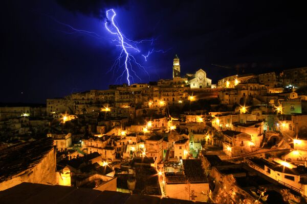 A lightning bolt strikes in the background of the Sassi di Matera, Matera, Italy - Sputnik International