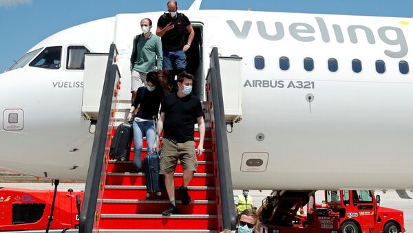 Passengers leave a Vueling plane upon their arrival at Palma de Mallorca airport on the Balearic Islands, Spain, June 13, 2020.  - Sputnik International