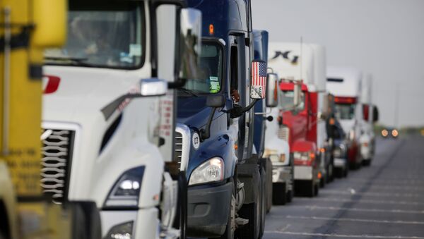 Trucks wait in a long queue for border customs control to cross into the U.S., at the World Trade Bridge in Nuevo Laredo, Mexico June 30, 2020. - Sputnik International