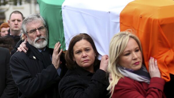 Michelle O'Neill carries Martin McGuinness's coffin - Sputnik International
