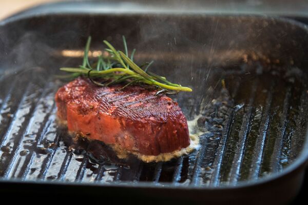 A 3D printed plant-based steak mimicking real beef and produced by Israeli start-up Redefine Meat is cooked during a demonstration for Reuters at their facility in Rehovot, Israel June 29, 2020 - Sputnik International
