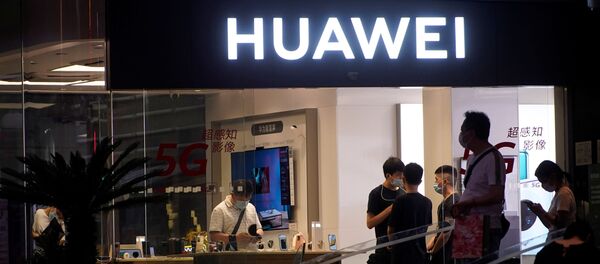 People are seen in a Huawei shop in Shanghai People are seen in a Huawei shop in Shanghai - Sputnik International