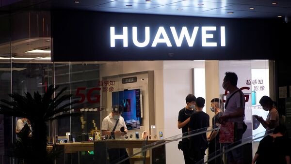 People are seen in a Huawei shop in Shanghai - Sputnik International