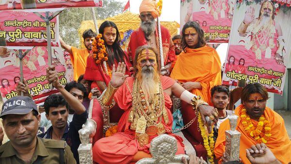 Indian godman Golden Baba, known for the gold ornaments he wears gestures as Hindu holy men - Sputnik International