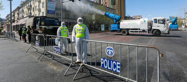 Staff members and police officers wear hazmat suits as they take part in a drill to prepare for the COVID-19 coronavirus in Ulaanbaatar, the capital of Mongolia on May 7, 2020 - Sputnik International