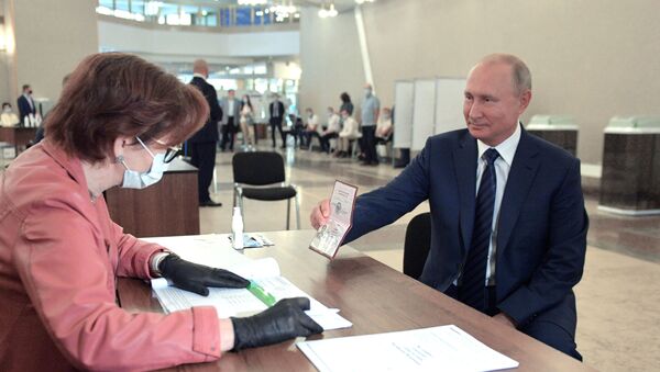 Russian President Vladimir Putin takes part in the consitutional amendment vote on 1 July, 2020. - Sputnik International