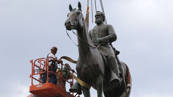 Work crews remove the statue of confederate general Stonewall Jackson, Wednesday, July 1, 2020, in Richmond, Va. Richmond Mayor Levar Stoney has ordered the immediate removal of all Confederate statues in the city, saying he was using his emergency powers to speed up the healing process for the former capital of the Confederacy amid weeks of protests over police brutality and racial injustice. (AP Photo/Steve Helber) - Sputnik International
