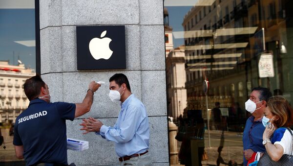 A man wearing a protective mask gets his temperature taken before entering an Apple store, amid the coronavirus disease (COVID-19) outbreak, in Madrid, Spain, June 30, 2020. - Sputnik International