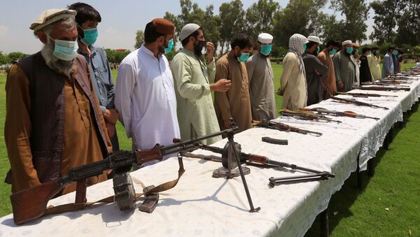 Members of the Taliban handover their weapons and join in the Afghan government's reconciliation and reintegration program in Jalalabad, Afghanistan June 25, 2020. - Sputnik International