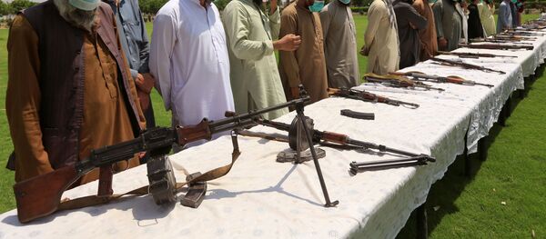 Members of the Taliban handover their weapons and join in the Afghan government's reconciliation and reintegration program in Jalalabad, Afghanistan June 25, 2020. - Sputnik International