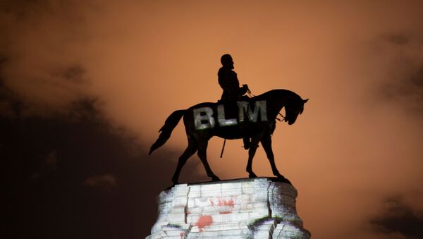 Artist Dustin Klein projects a Black Lives Matter image onto the statue of Confederate General Robert E. Lee in Richmond, Virginia, U.S. June 18, 2020 - Sputnik International