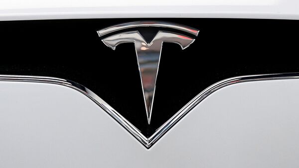  The Tesla logo is seen on a car at Tesla's new showroom in Manhattan's Meatpacking District in New York City, U.S., Dec. 14, 2017 - Sputnik International