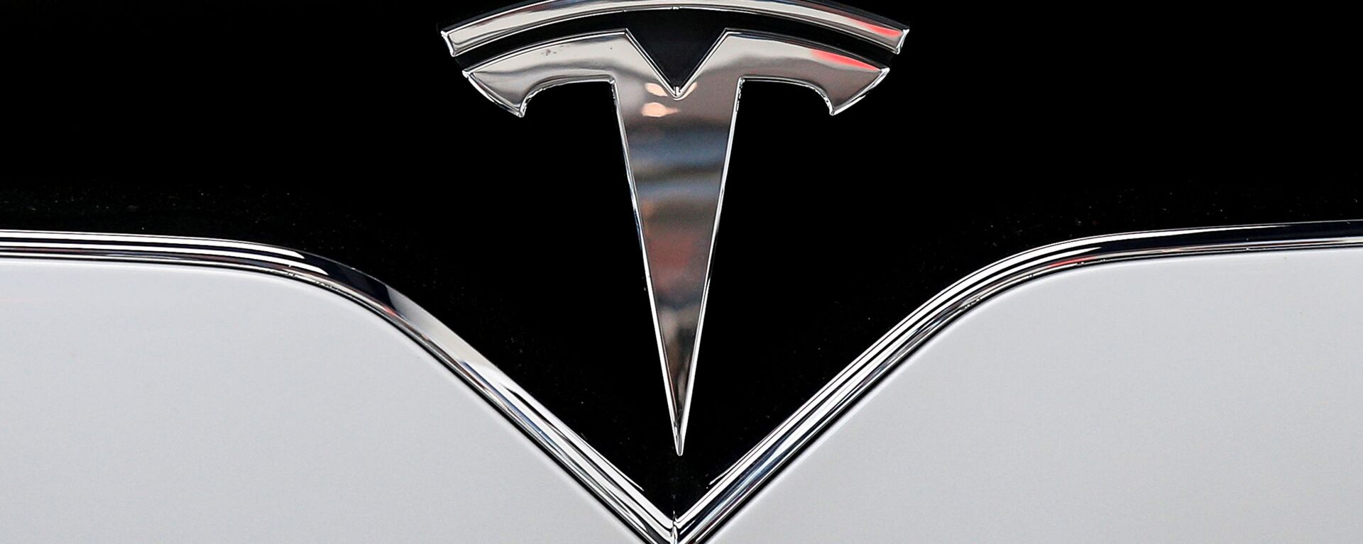  The Tesla logo is seen on a car at Tesla's new showroom in Manhattan's Meatpacking District in New York City, U.S., Dec. 14, 2017 - Sputnik International, 1920, 02.07.2020