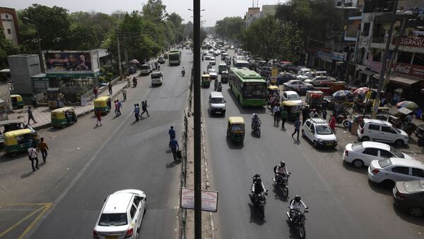 Few vehicles are seen plying on the otherwise severely busy Mehrauli Badarpur road during rush hour in New Delhi, India, Friday, April 15, 2016 - Sputnik International