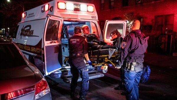 Medics load a patient into an ambulance in New York - Sputnik International