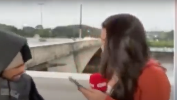 Screenshot of the video showing a homeless man attacking a CNN reporter during live report in Sao Paulo, Brazil - Sputnik International