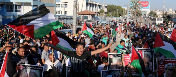 Palestinians take part in a protest against Israel's plan to annex parts of the Israeli-occupied West Bank, in Khan Younis in the southern Gaza Strip July 2, 2020.  - Sputnik International