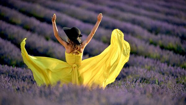 A young woman on a lavender field in Crimea - Sputnik International