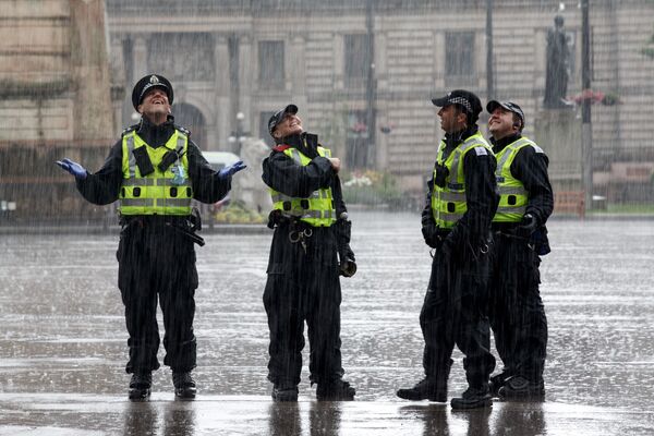 Police monitor in George Square, Glasgow on June 27, 2020, after reports that a loyalist demonstration was due take place following a stabbing incident at the Park Inn Hotel the previous day - Sputnik International